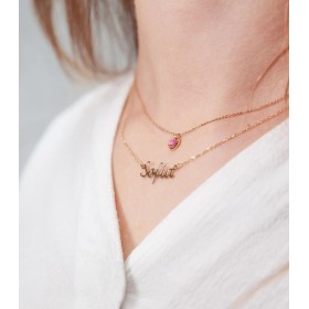 collana con nome indossata in oro giallo