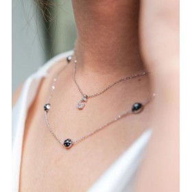 Collana Iniziale in Oro Bianco e Zirconi indossata