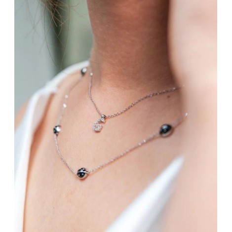 Collana Iniziale in Oro Bianco e Zirconi indossata
