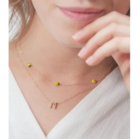 Collana Iniziale Bombata in Oro Giallo indossata