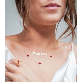 Collana Nome Oro Giallo 18kt con Piastrina Tonda Forata indossata