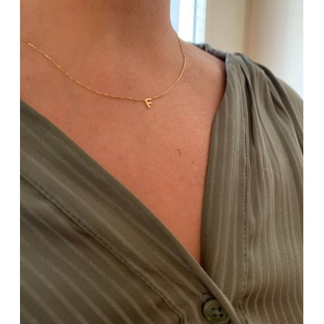 Collana Donna Raggi Lettera F Oro Giallo 9kt indossata