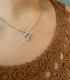Girocollo Donna Davite & Delucchi Modello Croce con Rubini CLN010375RB indossato