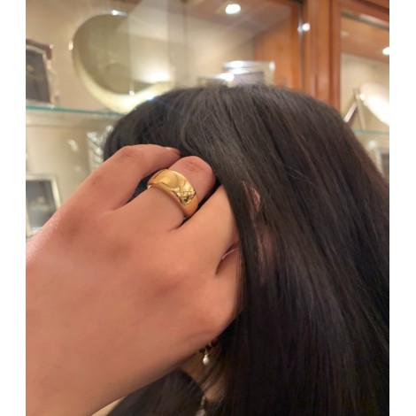 Anello Raggi Donna Fascia Bombata Oro Giallo 9kt indossata