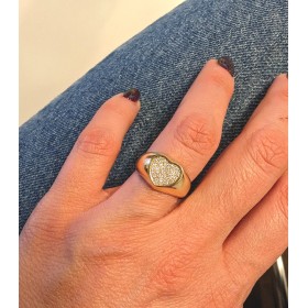 Anello Chevalier Oro Giallo 9kt E Cuore Zirconi Bianchi indossata