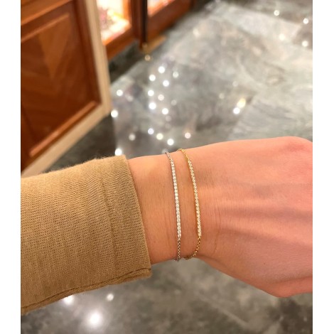 Bracciale Oro 18kt Con Barra Rigida E Zirconi indossata