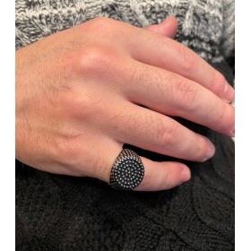 Anello Chevalier Tondo Argento Puntinato indossato