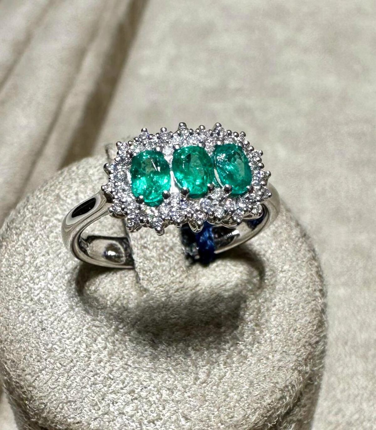 Anello Recarlo Trilogy Camelia Oro Bianco 18 Kt Smeraldo 0 52 ct Diamanti 0 16 ct F VS R77TC001 SM MiRaggi
