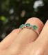 Anello con Smeraldo e Due Diamanti F VS in Oro Bianco 18kt - Indossato - Dettaglio Montatura