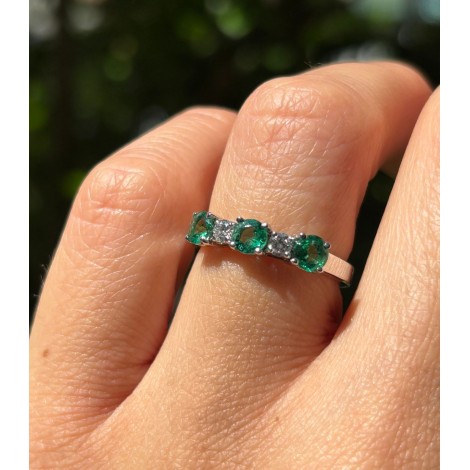 Anello con Smeraldo e Due Diamanti F VS in Oro Bianco 18kt - Foto Indossato