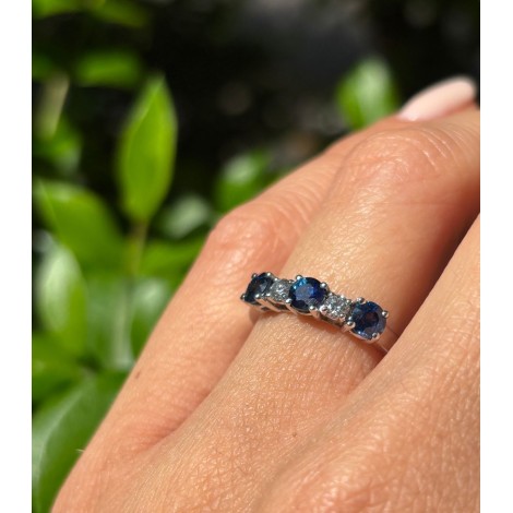 Anello con Zaffiro e due Diamanti F VS Oro Bianco 18kt