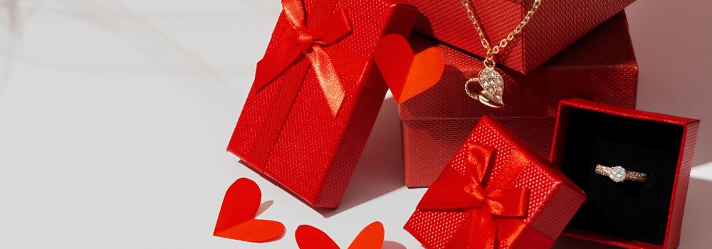 Regali di San Valentino per lui e per lei: Invidia premia il tuo amore 